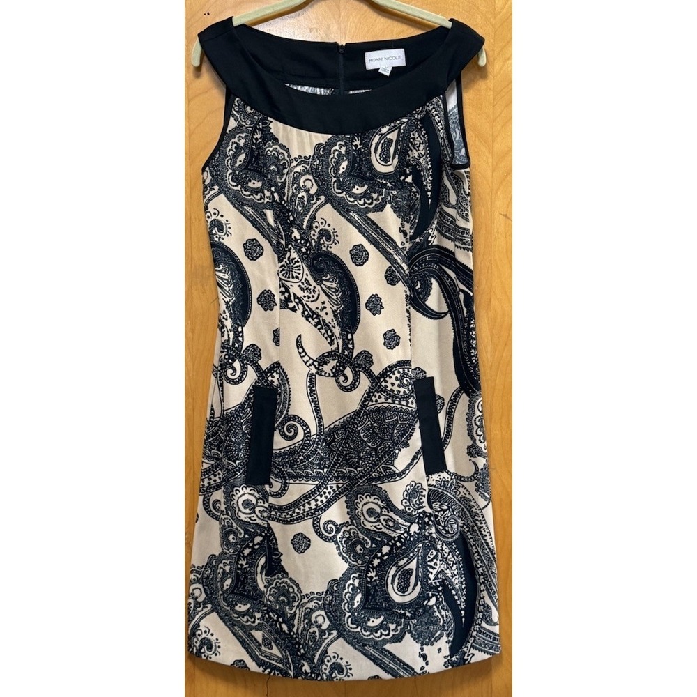 RONNI NICOLE Black & Beige Shift Dress Size 12 Sleeveless Knee Length Pockets